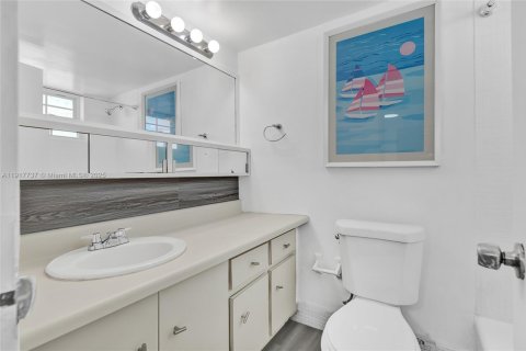 Condo in Miami Beach, Florida, 1 bedroom № 1974903 - photo 14