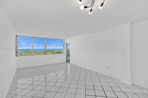 Condo in Miami Beach, Florida, 1 bedroom № 1974903 - photo 12