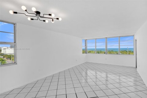 Condo in Miami Beach, Florida, 1 bedroom № 1974903 - photo 8