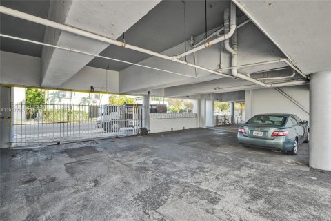 Condo in Miami Beach, Florida, 1 bedroom № 1974903 - photo 25