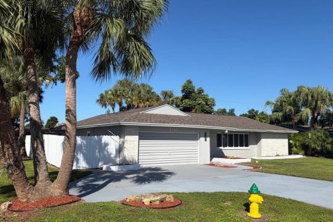 House in Cape Coral, Florida 3 bedrooms, 150.04 sq.m. № 2425937 - photo 3