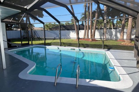 House in Cape Coral, Florida 3 bedrooms, 150.04 sq.m. № 2425937 - photo 25