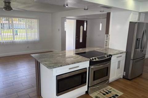 House in Cape Coral, Florida 3 bedrooms, 150.04 sq.m. № 2425937 - photo 7