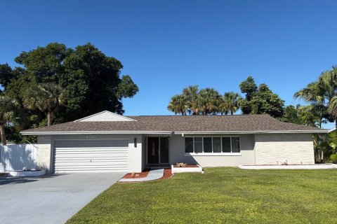 House in Cape Coral, Florida 3 bedrooms, 150.04 sq.m. № 2425937