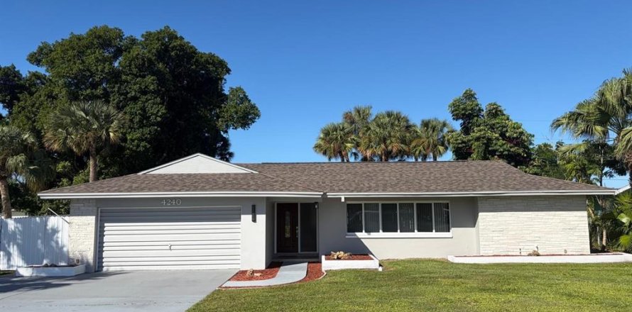 House in Cape Coral, Florida 3 bedrooms, 150.04 sq.m. № 2425937