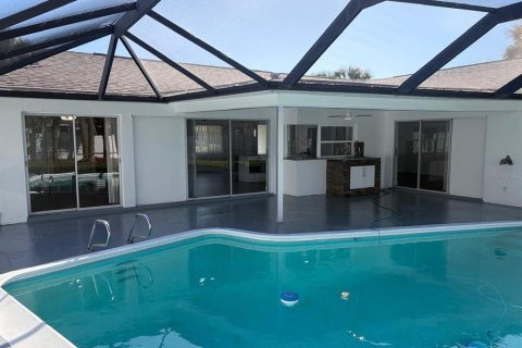 House in Cape Coral, Florida 3 bedrooms, 150.04 sq.m. № 2425937 - photo 24