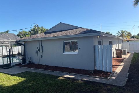 House in Cape Coral, Florida 3 bedrooms, 150.04 sq.m. № 2425937 - photo 30
