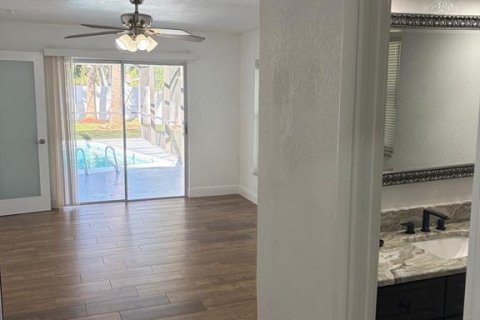 House in Cape Coral, Florida 3 bedrooms, 150.04 sq.m. № 2425937 - photo 11