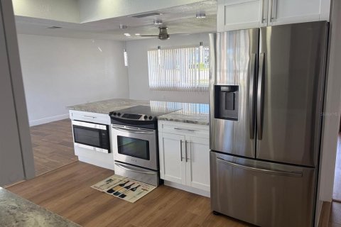 House in Cape Coral, Florida 3 bedrooms, 150.04 sq.m. № 2425937 - photo 8