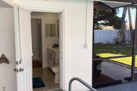 House in Cape Coral, Florida 3 bedrooms, 150.04 sq.m. № 2425937 - photo 26