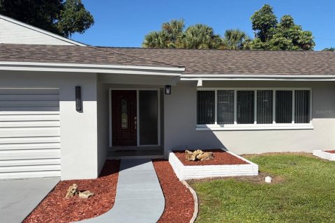 House in Cape Coral, Florida 3 bedrooms, 150.04 sq.m. № 2425937 - photo 2