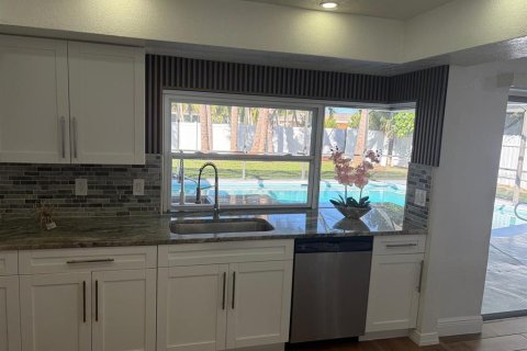 House in Cape Coral, Florida 3 bedrooms, 150.04 sq.m. № 2425937 - photo 9