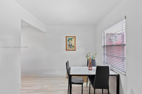 Copropriété à vendre à Pembroke Pines, Floride: 2 chambres, 96.99 m2 № 2024176 - photo 7