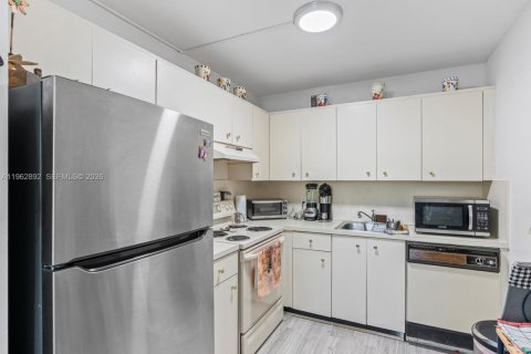 Copropriété à vendre à Pembroke Pines, Floride: 2 chambres, 96.99 m2 № 2024176 - photo 8