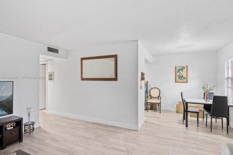 Copropriété à vendre à Pembroke Pines, Floride: 2 chambres, 96.99 m2 № 2024176 - photo 2