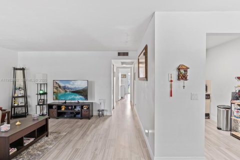 Copropriété à vendre à Pembroke Pines, Floride: 2 chambres, 96.99 m2 № 2024176 - photo 3
