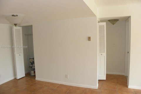 Снять в аренду кондоминиум в Тамарак, Флорида 2 спальни, 96.62м2, № 2065198 - фото 8