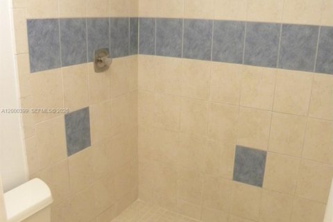 Снять в аренду кондоминиум в Тамарак, Флорида 2 спальни, 96.62м2, № 2065198 - фото 3