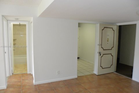 Снять в аренду кондоминиум в Тамарак, Флорида 2 спальни, 96.62м2, № 2065198 - фото 12
