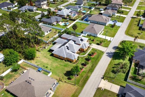 House in Palm Coast, Florida 5 bedrooms, 395.02 sq.m. № 2152140 - photo 10