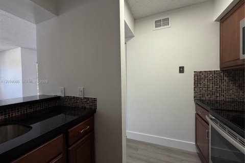 Copropriété à louer à Hollywood, Floride: 1 chambre, 78.13 m2 № 2169040 - photo 17