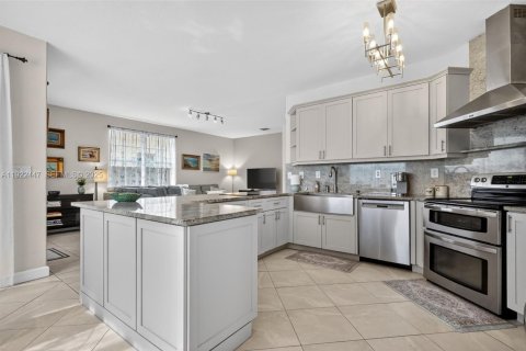 Casa en venta en Miami, Florida, 4 dormitorios, 282.7 m2 № 1988974 - foto 12