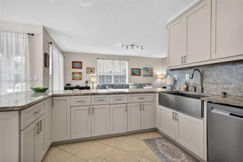 Casa en venta en Miami, Florida, 4 dormitorios, 282.7 m2 № 1988974 - foto 17