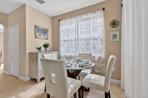 Casa en venta en Miami, Florida, 4 dormitorios, 282.7 m2 № 1988974 - foto 22