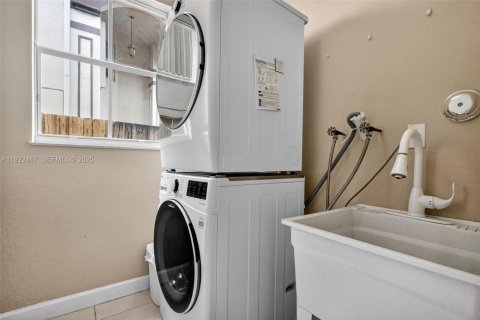 Casa en venta en Miami, Florida, 4 dormitorios, 282.7 m2 № 1988974 - foto 29