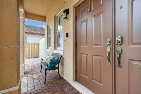 Casa en venta en Miami, Florida, 4 dormitorios, 282.7 m2 № 1988974 - foto 5