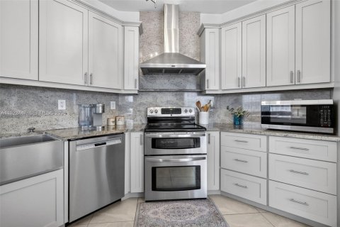 Casa en venta en Miami, Florida, 4 dormitorios, 282.7 m2 № 1988974 - foto 18