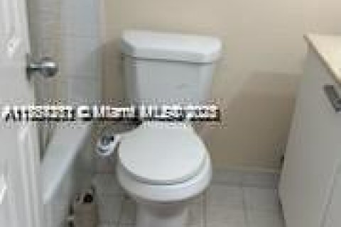 Condo in Hialeah, Florida, 3 bedrooms  № 1715695 - photo 7