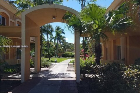 Condo in Hialeah, Florida, 3 bedrooms  № 1715695 - photo 1