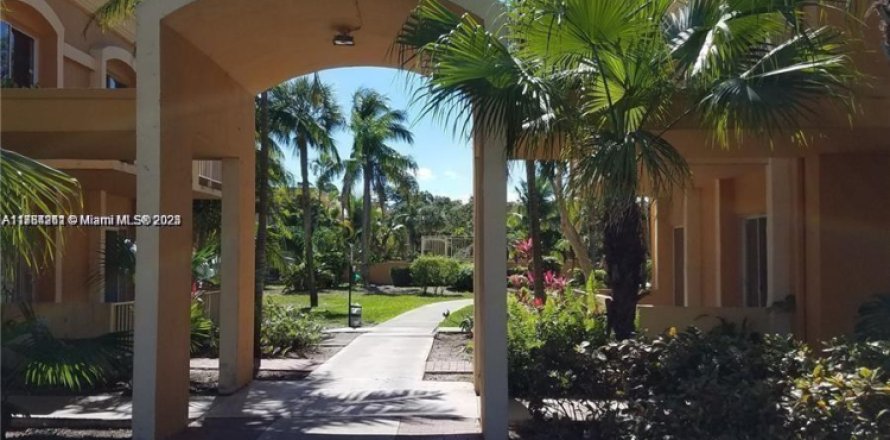 Condo in Hialeah, Florida, 3 bedrooms  № 1715695