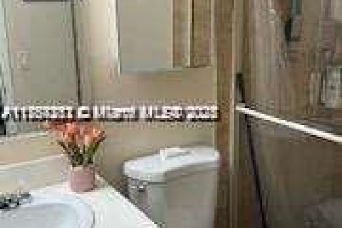 Condo in Hialeah, Florida, 3 bedrooms  № 1715695 - photo 8
