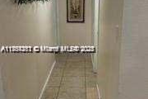 Condo in Hialeah, Florida, 3 bedrooms  № 1715695 - photo 2