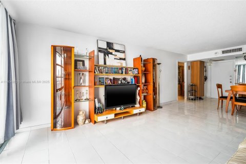 Condo in Sunny Isles Beach, Florida, 2 bedrooms № 2015548 - photo 12