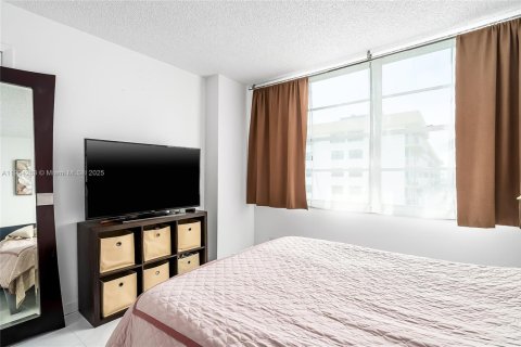 Condo in Sunny Isles Beach, Florida, 2 bedrooms № 2015548 - photo 25