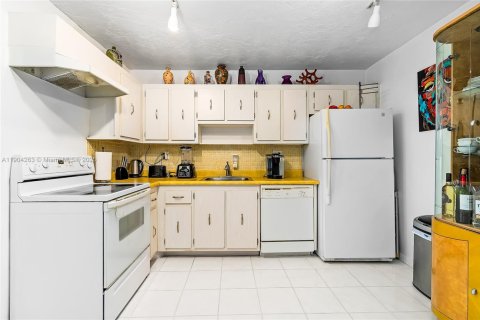 Condo in Sunny Isles Beach, Florida, 2 bedrooms № 2015548 - photo 15
