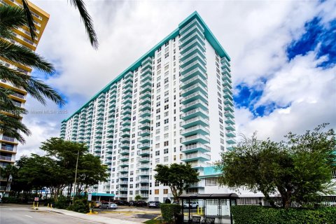 Condo in Sunny Isles Beach, Florida, 2 bedrooms № 2015548 - photo 2