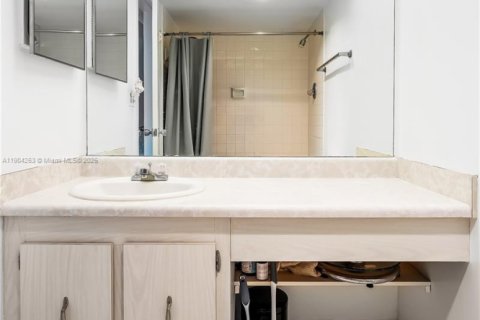 Condo in Sunny Isles Beach, Florida, 2 bedrooms № 2015548 - photo 26