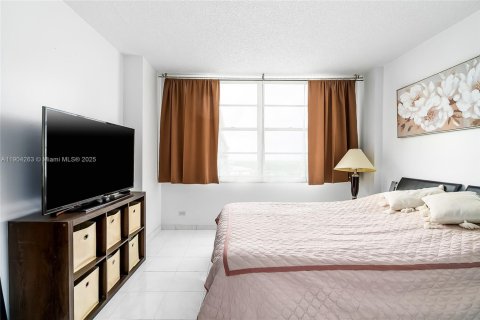 Condo in Sunny Isles Beach, Florida, 2 bedrooms № 2015548 - photo 24