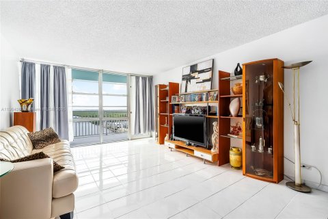 Condo in Sunny Isles Beach, Florida, 2 bedrooms № 2015548 - photo 13