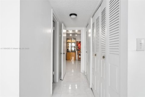 Condo in Sunny Isles Beach, Florida, 2 bedrooms № 2015548 - photo 21