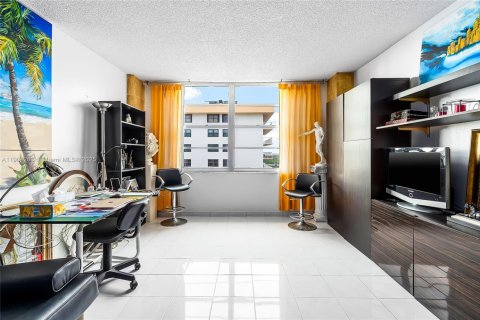 Condo in Sunny Isles Beach, Florida, 2 bedrooms № 2015548 - photo 30