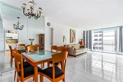 Condo in Sunny Isles Beach, Florida, 2 bedrooms № 2015548 - photo 9