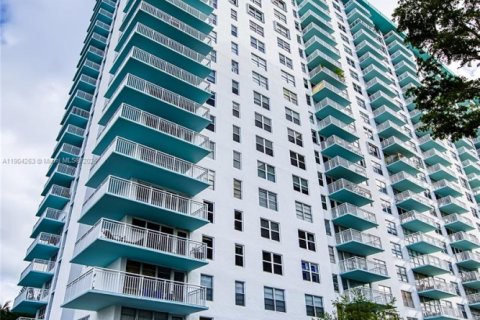 Condo in Sunny Isles Beach, Florida, 2 bedrooms № 2015548 - photo 3