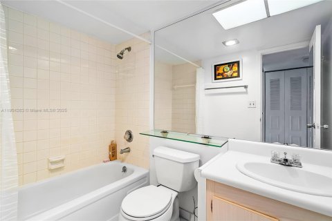 Condo in Sunny Isles Beach, Florida, 2 bedrooms № 2015548 - photo 28