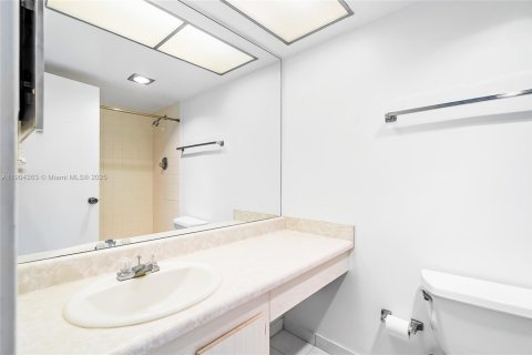 Condo in Sunny Isles Beach, Florida, 2 bedrooms № 2015548 - photo 27