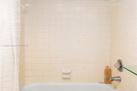 Condo in Sunny Isles Beach, Florida, 2 bedrooms № 2015548 - photo 29